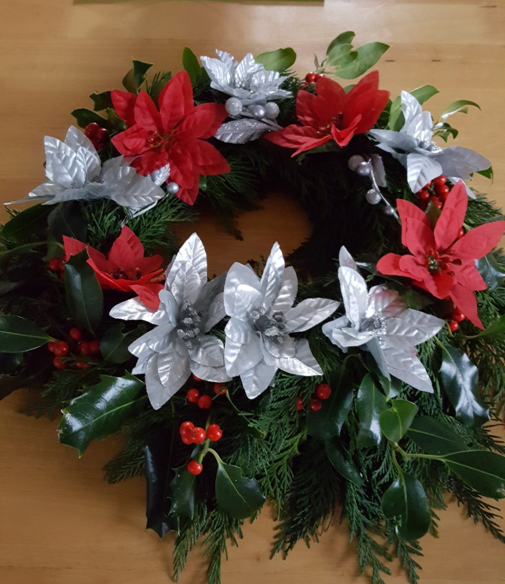 How to Decorate a Christmas&nbsp;Wreath